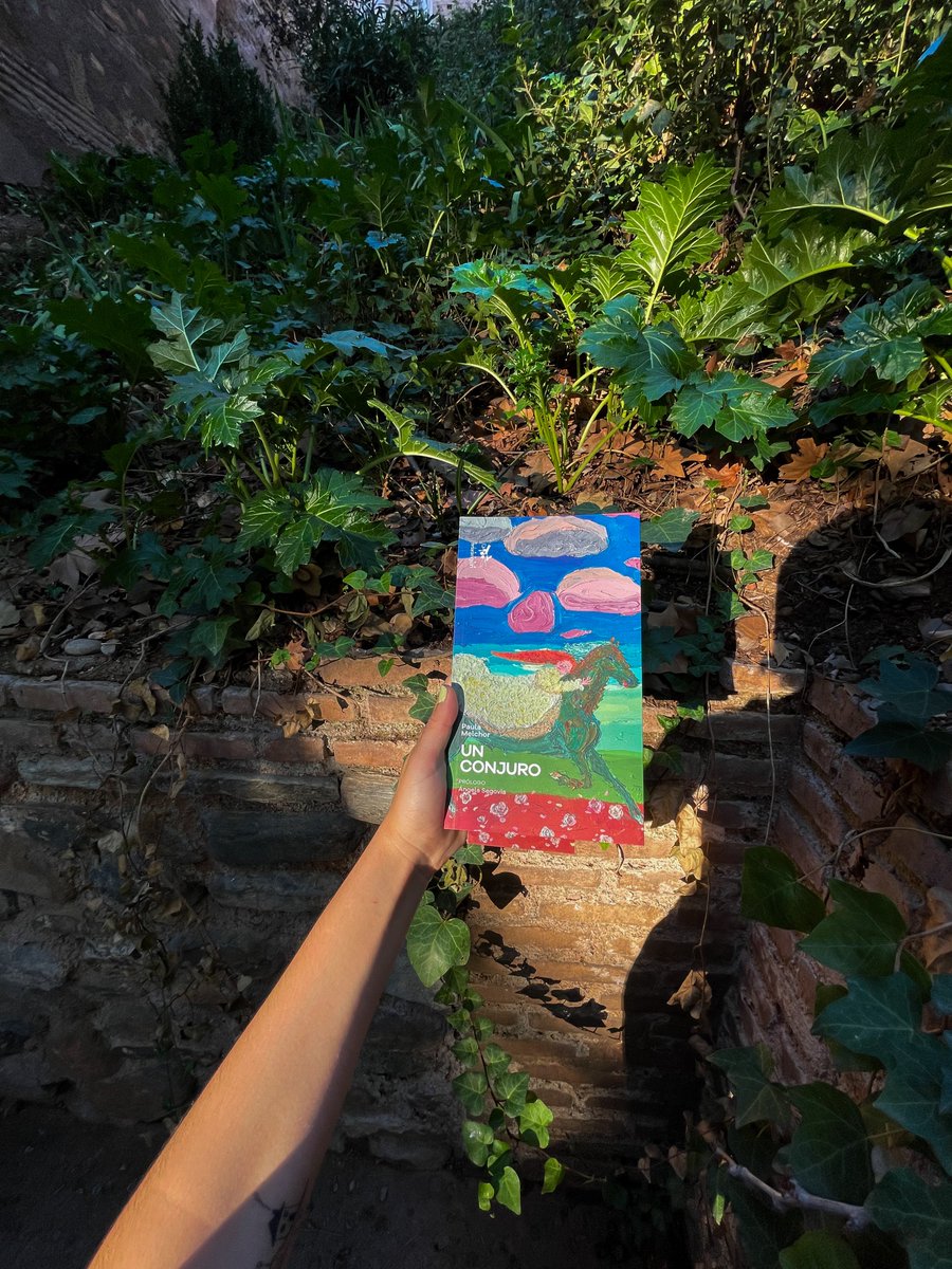 hoy sale Un conjuro en librerías!! y presentamos en La Inusual (Granada) a las 19h!! qué ganas qué ganas 🦌🤍