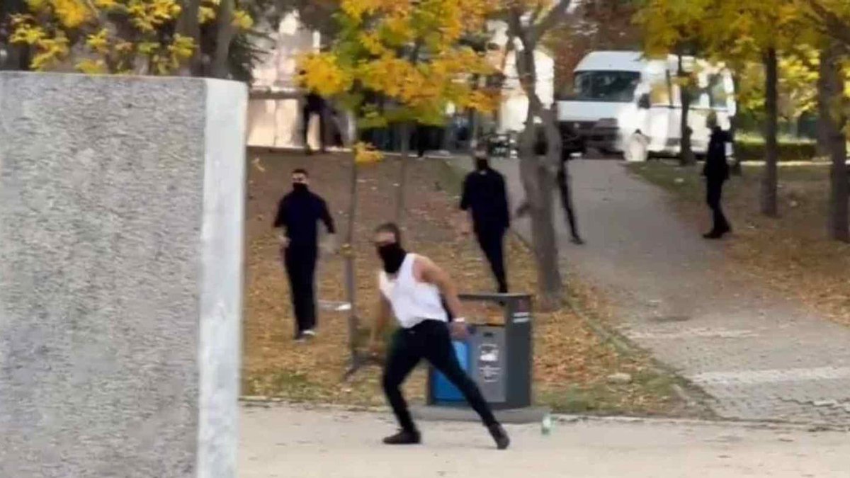 Hacettepe Beytepe Yerleşkesi’nde maskeli ve elinde bıçak bulunan saldırganların öğrencilerimize saldırdığını büyük bir üzüntü ve öfke ile öğrendim.

Geleceğin doktorlarını, bilim insanlarını ve gençleri hedef alan bu saldırı; yalnızca saldırganların değil, aynı zamanda kampüs