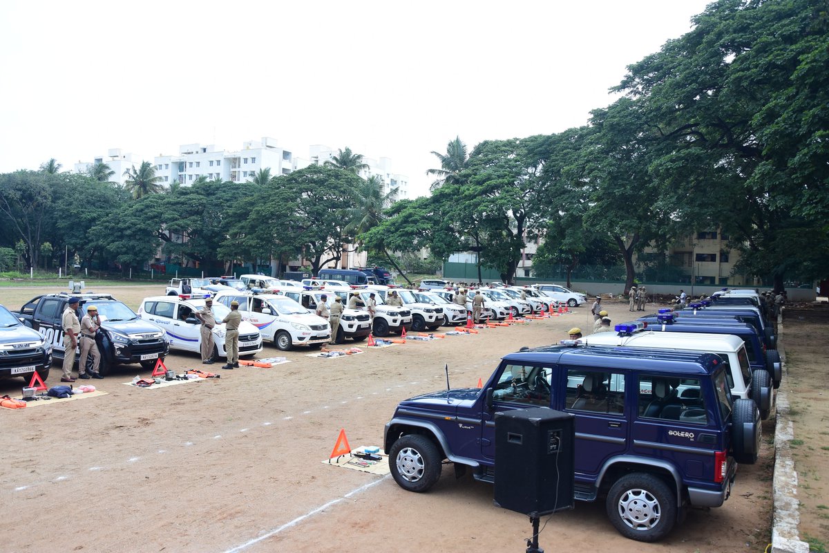 SpDavanagere's tweet image. #ದಾವಣಗೆರೆ_ಜಿಲ್ಲಾ_ಪೊಲೀಸ್

ಪೊಲೀಸ್ ಅಧೀಕ್ಷಕರಾದ  ಶ್ರೀಮತಿ ಉಮಾ ಪ್ರಶಾಂತ್ ಐಪಿಎಸ್ ರವರಿಂದು ಜಿಲ್ಲಾ ಪೊಲೀಸ್ ಕವಾಯತು ಮೈದಾನದಲ್ಲಿ ಪೊಲೀಸ್ ವಾಹನಗಳ ಪರಿವೀಕ್ಷಣೆ ನಡೆಸಿ, ವಾಹನಗಳನ್ನು ಸುಸ್ಥಿಯಲ್ಲಿಟ್ಟುಕೊಳ್ಳುವಂತೆ ಅಧಿಕಾರಿ ಸಿಬ್ಬಂದಿಗಳಿಗೆ ಸೂಚನೆಗಳನ್ನು ನೀಡಿದರು.
#spdavanagere #VehicleInspection 
@DgpKarnataka