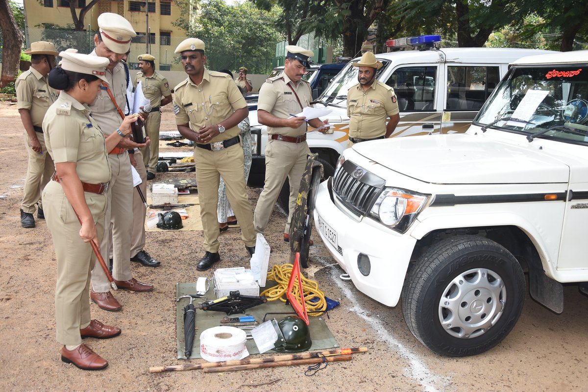 SpDavanagere's tweet image. #ದಾವಣಗೆರೆ_ಜಿಲ್ಲಾ_ಪೊಲೀಸ್

ಪೊಲೀಸ್ ಅಧೀಕ್ಷಕರಾದ  ಶ್ರೀಮತಿ ಉಮಾ ಪ್ರಶಾಂತ್ ಐಪಿಎಸ್ ರವರಿಂದು ಜಿಲ್ಲಾ ಪೊಲೀಸ್ ಕವಾಯತು ಮೈದಾನದಲ್ಲಿ ಪೊಲೀಸ್ ವಾಹನಗಳ ಪರಿವೀಕ್ಷಣೆ ನಡೆಸಿ, ವಾಹನಗಳನ್ನು ಸುಸ್ಥಿಯಲ್ಲಿಟ್ಟುಕೊಳ್ಳುವಂತೆ ಅಧಿಕಾರಿ ಸಿಬ್ಬಂದಿಗಳಿಗೆ ಸೂಚನೆಗಳನ್ನು ನೀಡಿದರು.
#spdavanagere #VehicleInspection 
@DgpKarnataka