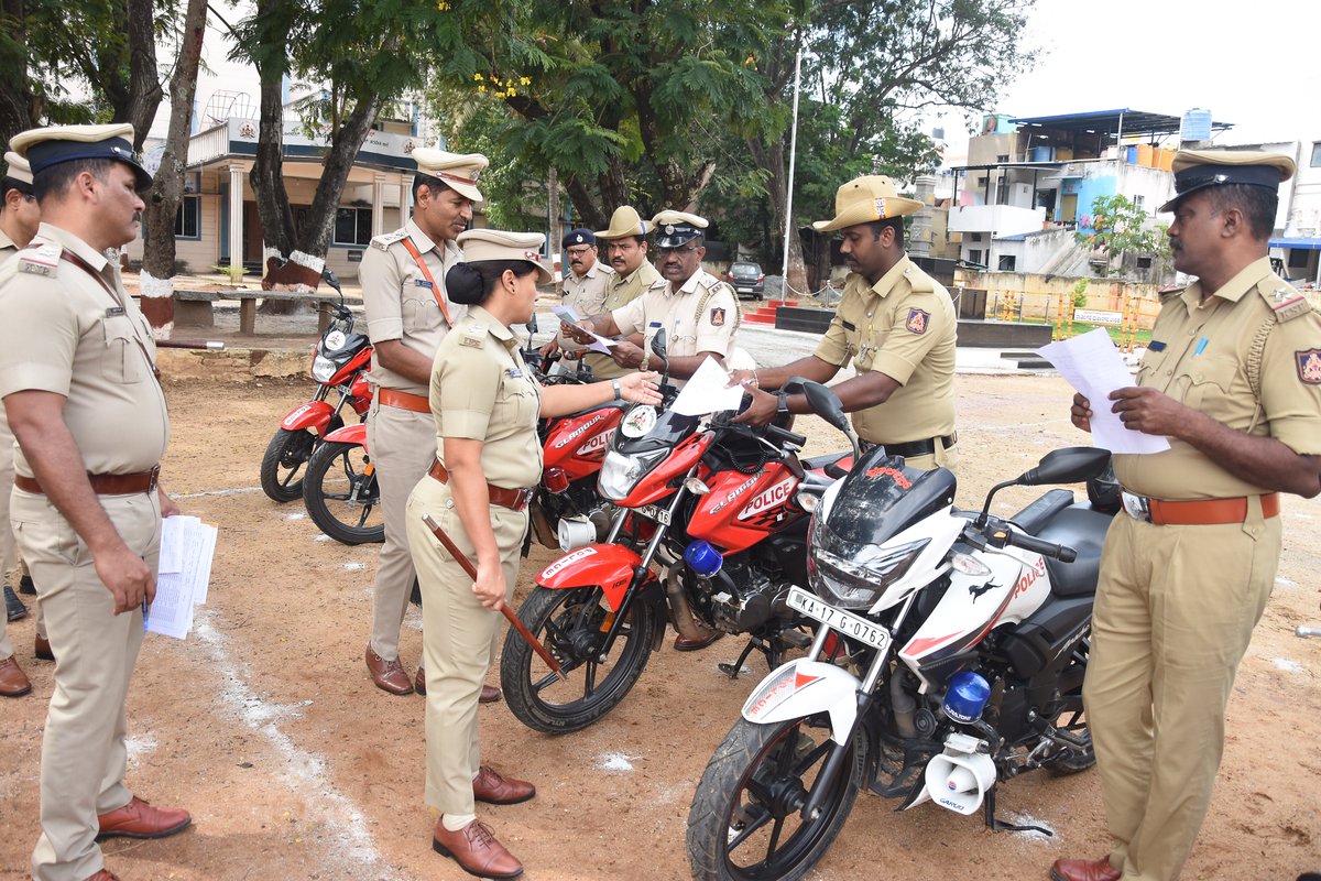 SpDavanagere's tweet image. #ದಾವಣಗೆರೆ_ಜಿಲ್ಲಾ_ಪೊಲೀಸ್

ಪೊಲೀಸ್ ಅಧೀಕ್ಷಕರಾದ  ಶ್ರೀಮತಿ ಉಮಾ ಪ್ರಶಾಂತ್ ಐಪಿಎಸ್ ರವರಿಂದು ಜಿಲ್ಲಾ ಪೊಲೀಸ್ ಕವಾಯತು ಮೈದಾನದಲ್ಲಿ ಪೊಲೀಸ್ ವಾಹನಗಳ ಪರಿವೀಕ್ಷಣೆ ನಡೆಸಿ, ವಾಹನಗಳನ್ನು ಸುಸ್ಥಿಯಲ್ಲಿಟ್ಟುಕೊಳ್ಳುವಂತೆ ಅಧಿಕಾರಿ ಸಿಬ್ಬಂದಿಗಳಿಗೆ ಸೂಚನೆಗಳನ್ನು ನೀಡಿದರು.
#spdavanagere #VehicleInspection 
@DgpKarnataka