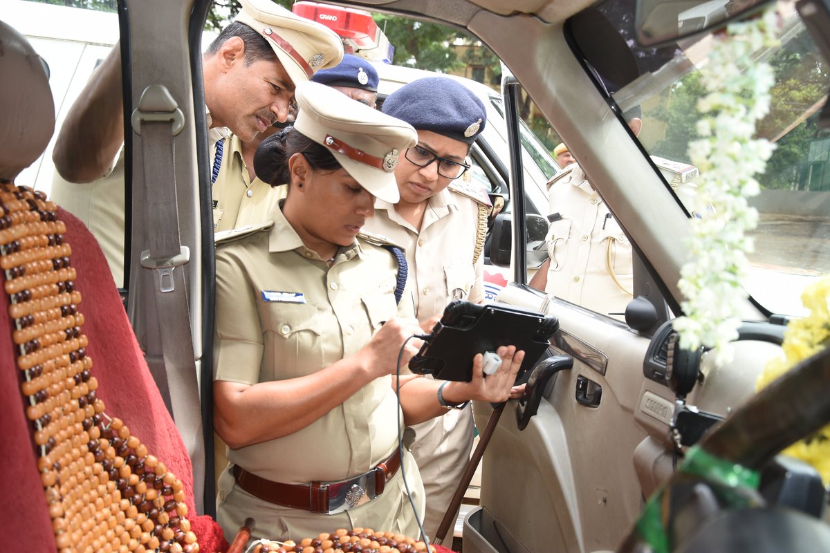 SpDavanagere's tweet image. #ದಾವಣಗೆರೆ_ಜಿಲ್ಲಾ_ಪೊಲೀಸ್

ಪೊಲೀಸ್ ಅಧೀಕ್ಷಕರಾದ  ಶ್ರೀಮತಿ ಉಮಾ ಪ್ರಶಾಂತ್ ಐಪಿಎಸ್ ರವರಿಂದು ಜಿಲ್ಲಾ ಪೊಲೀಸ್ ಕವಾಯತು ಮೈದಾನದಲ್ಲಿ ಪೊಲೀಸ್ ವಾಹನಗಳ ಪರಿವೀಕ್ಷಣೆ ನಡೆಸಿ, ವಾಹನಗಳನ್ನು ಸುಸ್ಥಿಯಲ್ಲಿಟ್ಟುಕೊಳ್ಳುವಂತೆ ಅಧಿಕಾರಿ ಸಿಬ್ಬಂದಿಗಳಿಗೆ ಸೂಚನೆಗಳನ್ನು ನೀಡಿದರು.
#spdavanagere #VehicleInspection 
@DgpKarnataka