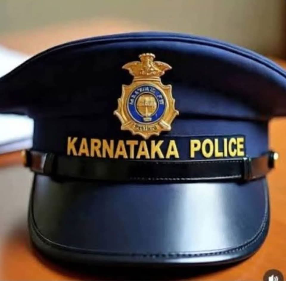 ಕರ್ನಾಟಕ ಪೊಲೀಸ್ ಹೊಸ ಟೋಪಿಯಲ್ಲಿ ಕನ್ನಡದ ಒಂದಕ್ಷರವೂ  ಇಲ್ಲದಿರುವುದು ವಿಷಾದನೀಯ

ಕರ್ನಾಟಕ ಪೊಲೀಸ್ ಇಲಾಖೆ ಹೊಸ ಟೋಪಿ ಪರಿಚಯಿಸಿರುವುದು ಸ್ವಾಗತಾರ್ಹ.
ಆದರೆ ನಾಡಿ ಜನತೆ 70ನೇ ಕನ್ನಡ ರಾಜ್ಯೋತ್ಸವವನ್ನು ಅದ್ದೂರಿಯಾಗಿ ಆಚರಿಸಲು ತಯಾರಿ ನಡೆಸುತ್ತಿರುವ ಈ ಸಂಧರ್ಭದಲ್ಲಿ
ಕರ್ನಾಟಕದ ಅಧಿಕೃತ ಪೊಲೀಸ್ ಟೋಪಿಯ ಮೇಲೆ ಕನ್ನಡದ ಒಂದು ಅಕ್ಷರವೂ