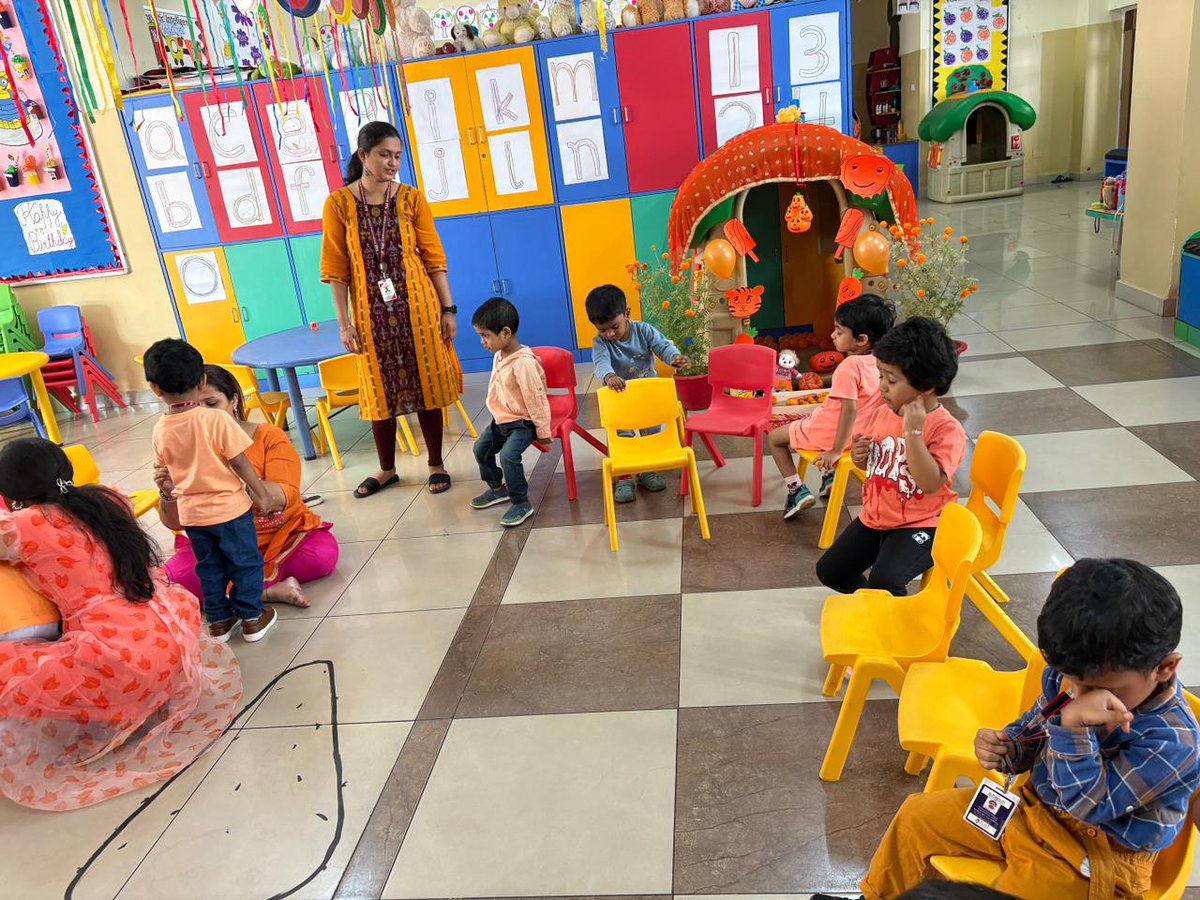 SAI_Edu_In's tweet image. The highlight? Making and sipping on some fresh, yummy orange juice together!🧃💛
A day full of laughter, learning, and bright smiles — Orange Day was a huge hit!
#ColorfulLearning #CreativeKids