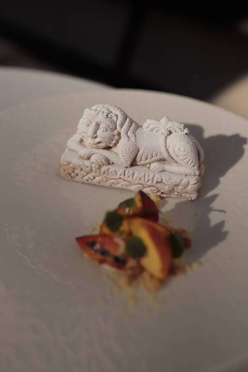 В одном из владимирских ресторанов подается особенный десерт. Он выполнен в форме объемного белокаменного льва с барельефов Дмитриевского собора 12 века. Внутри карамельный мусс, фундук и миндальный бисквит.