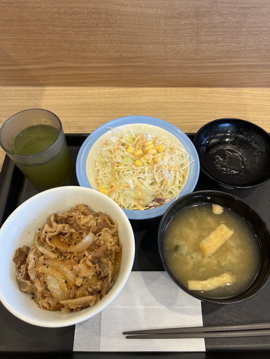 xekd3021's tweet image. 今日もあったんだけど、全然知らない人に親しげに挨拶されるんだよね…

え？😯
と思いつつ、にこやかに返すけど考えてもやっぱり知らない人なんだよ
不審者に見える？誰かに激似？向こうは知ってる？なんだかなー

👉初ソロ牛めしランチ♪してみた😋