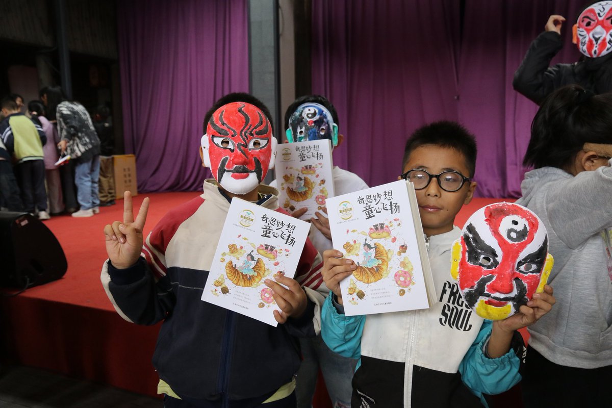 Fairylandofcn's tweet image. 🎭 Masks in one hand, gifts in the other — everyone’s beaming with joy! 😄🎁
So much happiness earned today! ✨
#CulturalFun #OperaMask #WuOpera