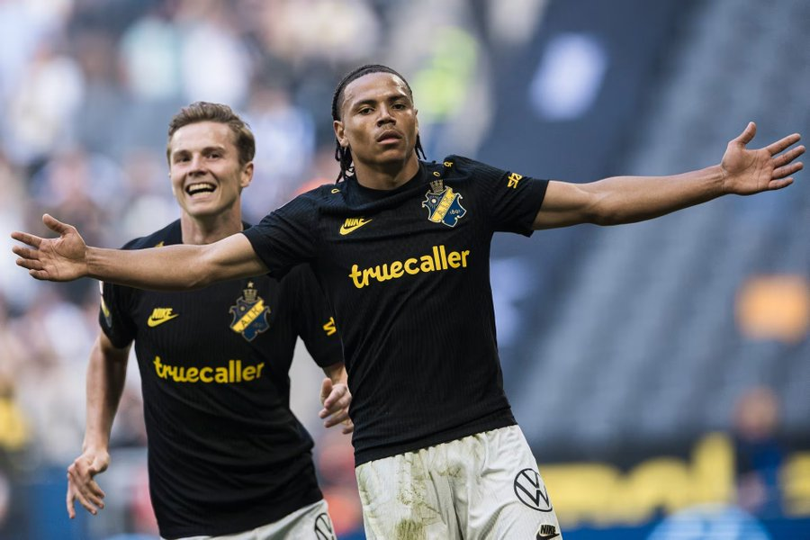 alkassenglish's tweet photo. Manchester United are in talks to sign 16-year-old Swedish talent Kevin Filling from AIK.
Born in 2008, the forward has already made 10 first-team appearances and scored 3 goals. His current value is around €3M. #MUFC #KevinFilling #Transfers #AIK #PremierLeague https://t.co/JceMxIolb2