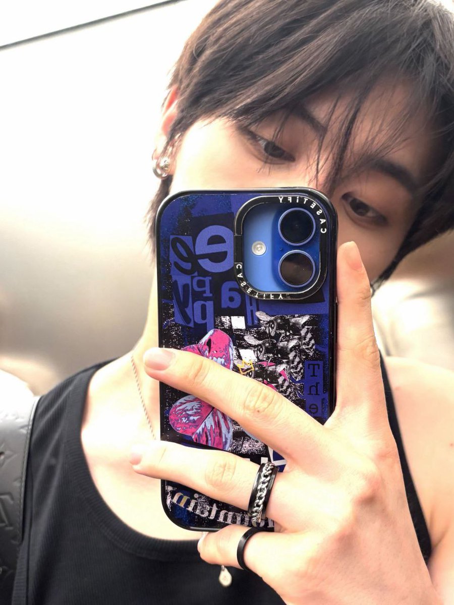 I was just trying to check my reflection but ended up taking a picture instead… I guess the mirror wasn’t the only thing reflecting something nice today.