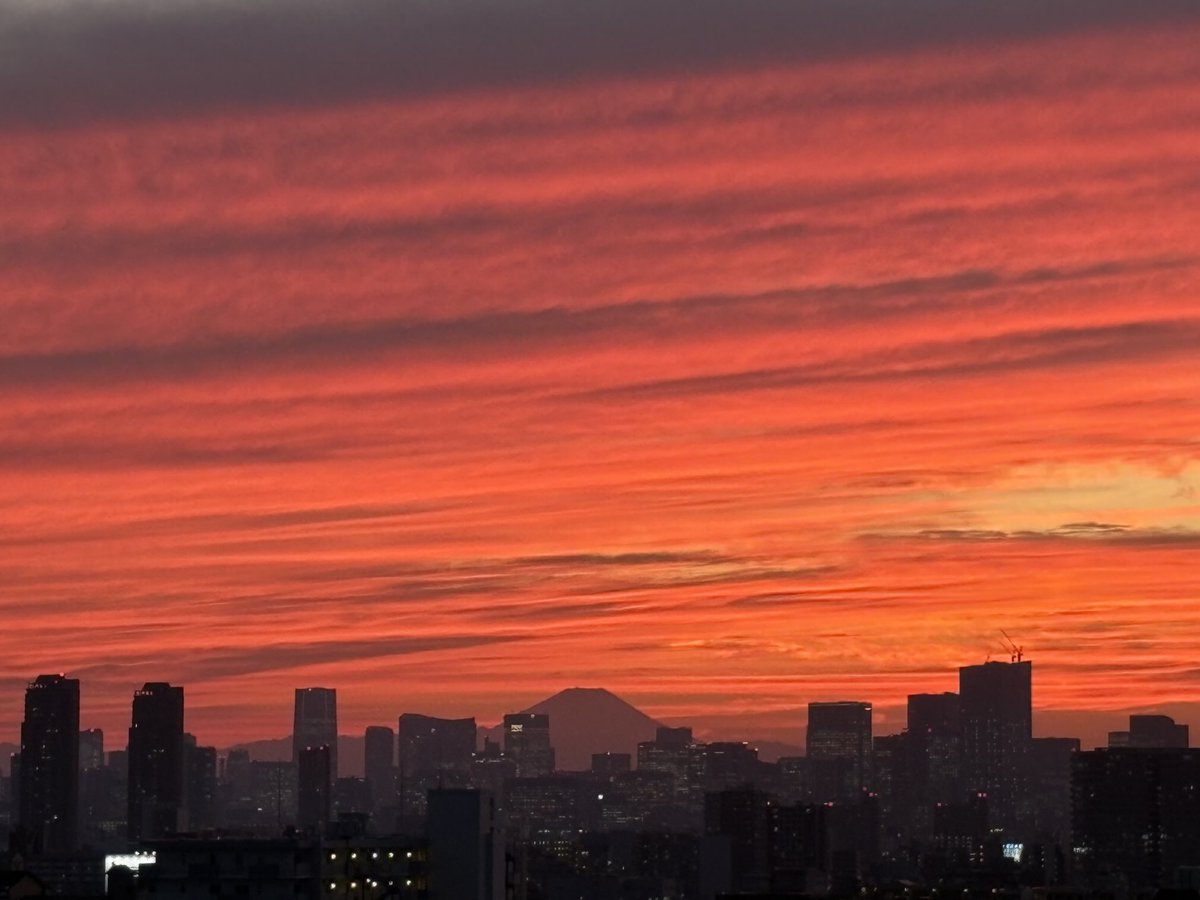 自宅からエレベーター🛗で最高階に。
ここからなら、ソマリア6O3Tをモビホでアタックしたら出来るかな？今は24MHzでJAとパスあるみたいだし。管理組合に通報されちゃうから勿論実行しませんけど。