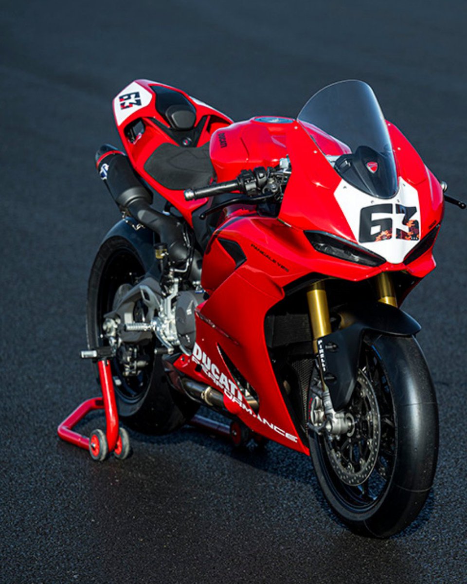 AUTOTODAYMAG's tweet image. The all-new Ducati Panigale V2 has landed in India and it is priced at Rs 19.12 lakh  (ex-showroom). It holds the distinction of being the lightest Panigale ever. 

#DucatiPanigaleV2 #DucatiIndia #TrackReady #ItalianPerformance #LightestPanigale #Ducati #PanigaleV2 #Autotoday