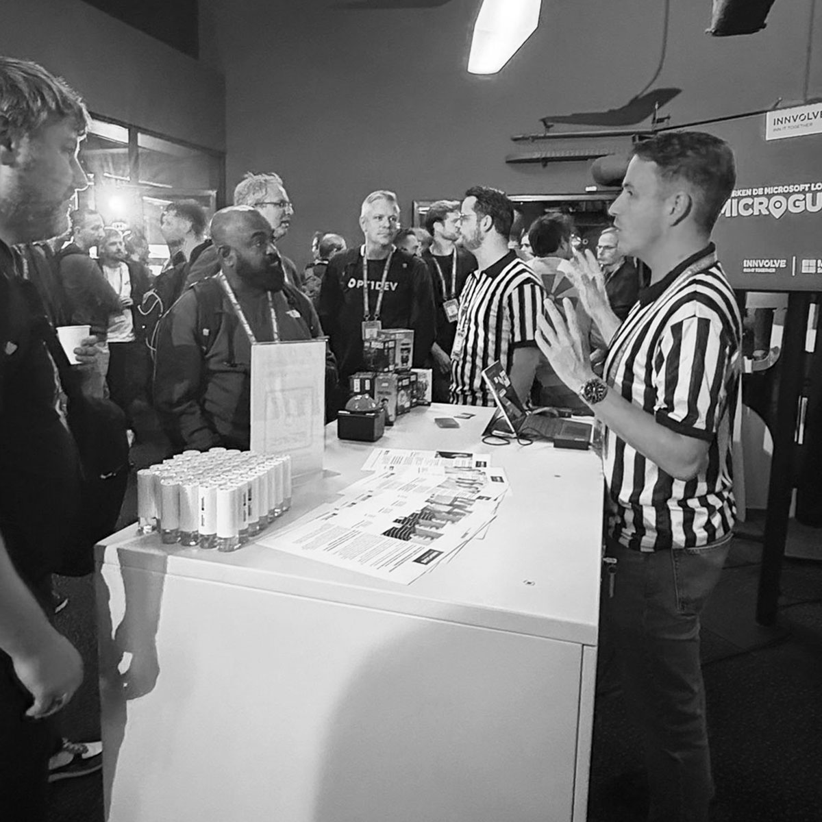 innvolve_it's tweet image. INNVOLVE is weer te vinden op Techorama! Kom vandaag nog naar onze stand, doe mee met de unieke #Microguessr game en raad de Microsoft locatie!

Zet hem op referees Tobias van den Hurk en Bart Brouwers! 🚀 

#innvolve #techorama #geoguessr #microsoft #kinepolis #jaarbeurs