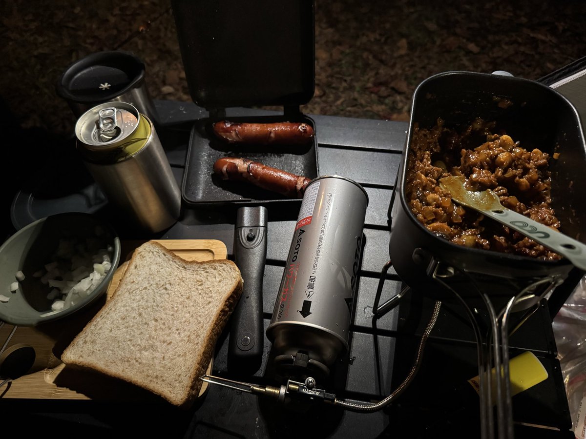 今日のキャンプ飯チリコンカンとジョンソンビルに目がチカチカするほどの玉ねぎを添えてオルクセン飯風？
#オルクセン飯