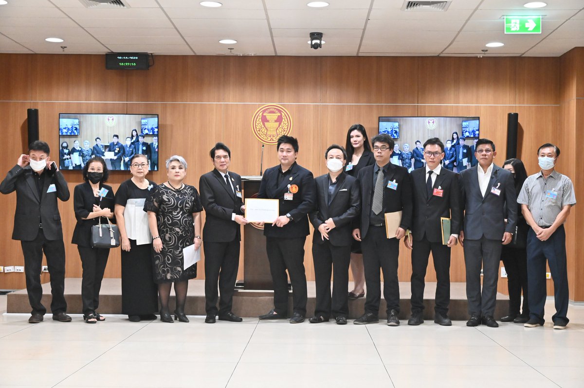 นายคัมภีร์ ดิษฐากรณ์ โฆษก #ประธานสภาผู้แทนราษฎร รับยื่นหนังสือจาก นายแทนคุณ จิตต์อิสระ #ประธานชมรมสันติประชาธรรม เพื่อขอให้เร่งรัดดำเนินการตรวจสอบและอายัดทรัพย์สินในคดีพิเศษที่เกี่ยวข้องกับ #หมอบุญ กับพวก #สภาผู้แทนราษฎร #รัฐสภา #ประชุมสภา youtu.be/KFDo6D5xS0U