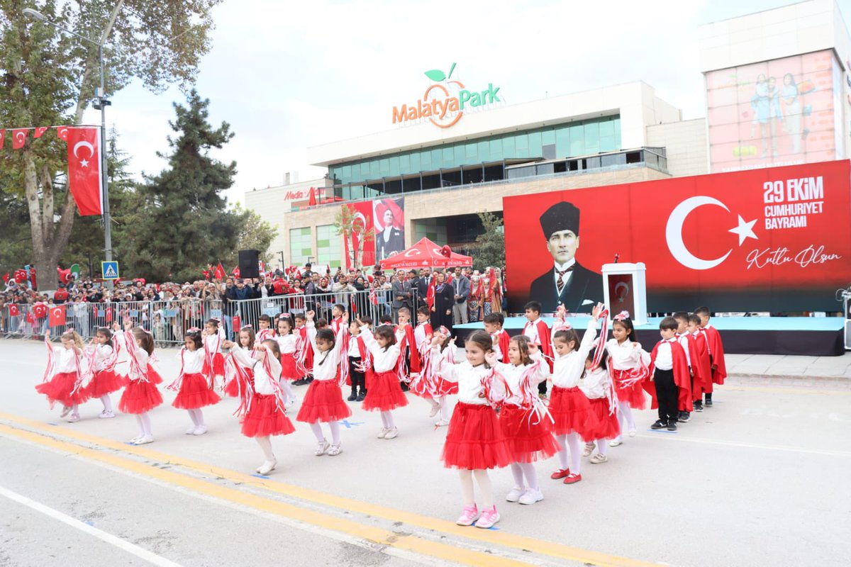 Malatya Valiliğimiz tarafından düzenlenen 29 Ekim Cumhuriyet Bayramı kutlama programına katılım sağladık.

Başta Gazi Mustafa Kemal Atatürk ve silah arkadaşları olmak üzere tüm kahraman şehitlerimizi ve gazilerimizi rahmet, minnet ve şükranla anıyorum.

#29Ekim #Cumhuriyet
