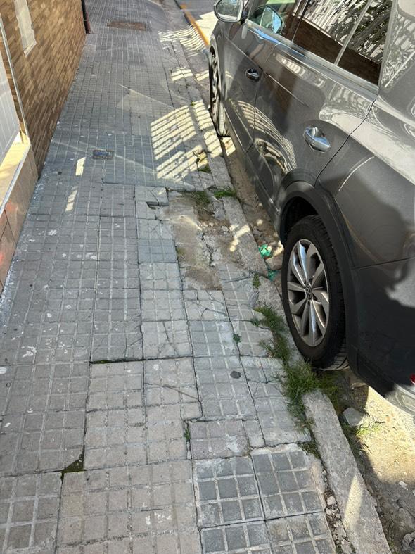 molletopina's tweet image. Bon dia, @JuntsMollet i @carme_olaria 

En aquest estat estat de troben els panots del carrer Sabadell número 27 aprox al barri de #SantaRosa

Podríeu avisar a l'ajuntament de Mollet?

Gràcies