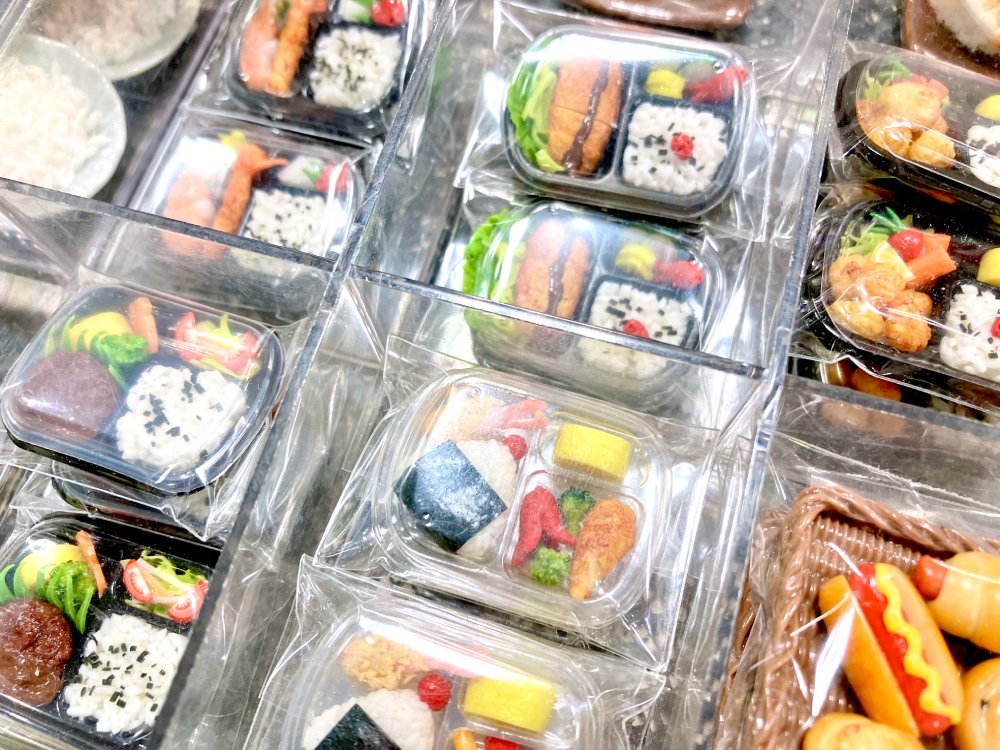 🍣🍢 #ミニチュア 好きの方は 渋谷へ！  🍱🌭

　　　大人気のミニチュアイベント！
「Dream of Country ～ミニチュアの世界～」

から揚げ、ハンバーグ、かつ丼…🤤
トレーもあるので自分の好きなミニチュア定食もつくれちゃいます✨

～2025/11/12(水)まで
＜#ハンズ渋谷 ・B2Cフロア＞(まつ)
