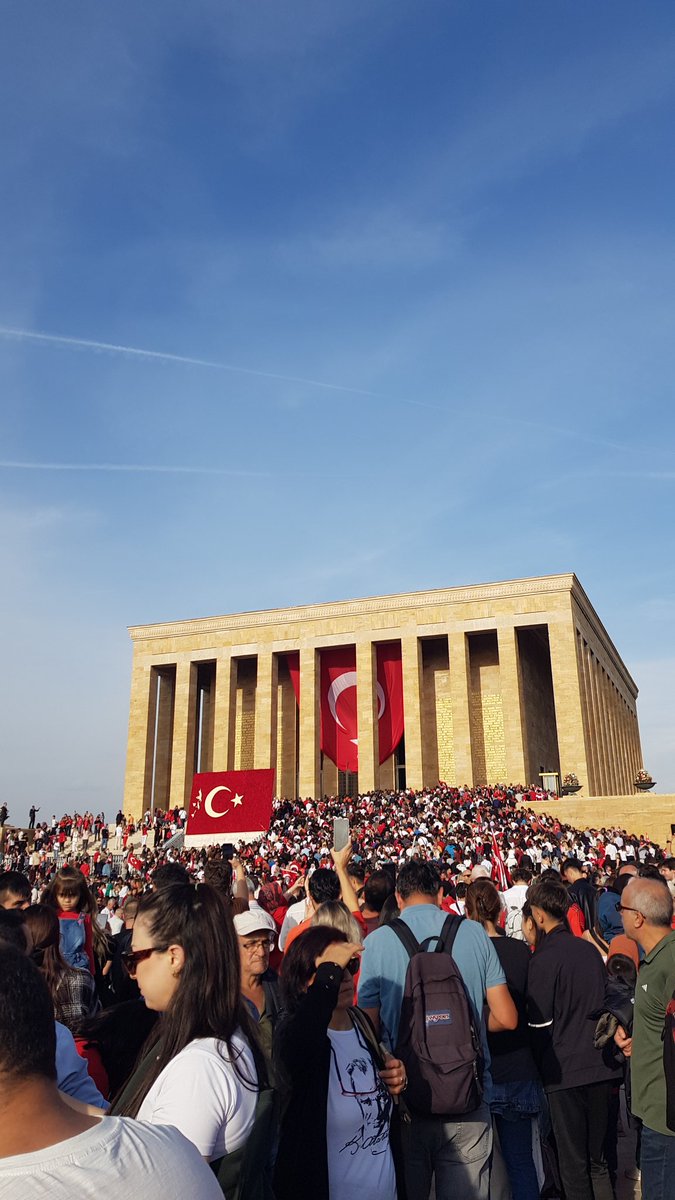 “Saygı olsun bu çelik atlıların gök tuğuna
Tuğu kaldırmış olan orduların ‘Başbuğ’una”

#29Ekim Cumhuriyet Bayramı Kutlu Olsun. 🇹🇷