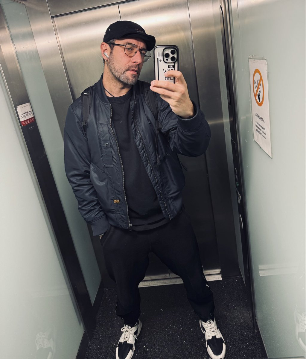 У меня новая молодежная кепочка….уииии