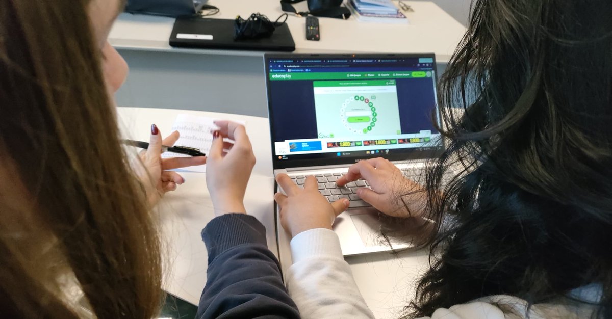 Alumnado de 1 del CFGS de Anatomía Patológica y Citodiagnóstico aprendiendo terminología médica “jugando” con ruedas de palabras creada en grupo colaborativo #sacardetitumejortu #yosoydefp #yosoydelmariainmaculada #conectados