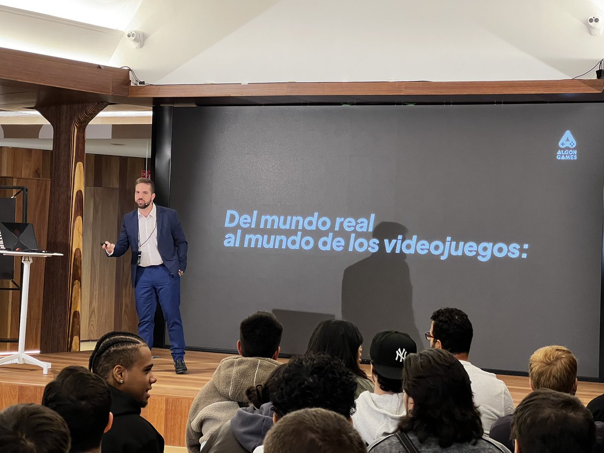📍 Primera charla de la jornada: del mundo real al mundo de los videojuegos con <a href="/Algon_Games/">Algon Games</a>.