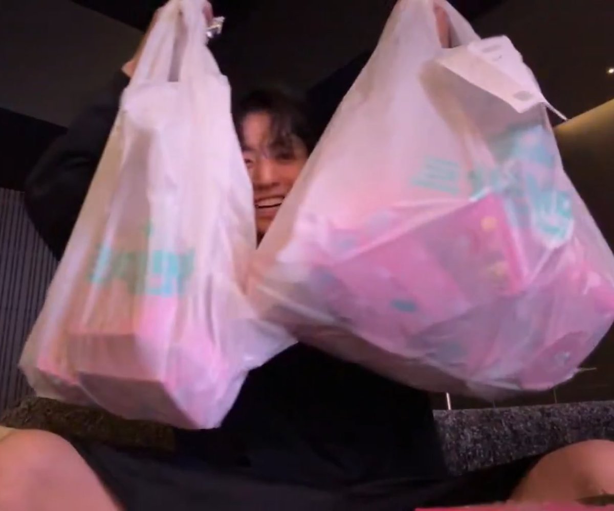 제발 초코펜 갖고와라 정국이 이름 적어주게