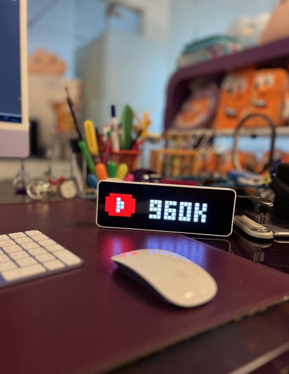 حين كانت الأرقام تُغري، قررت أن أغيّر وجهتي.

في بدايات العمل الرقمي وإنطلاق السوشل ميديا منذ عام 2008م ولي تجارب في تأسيس وإدارة حسابات مهمة ومنها مبادرتي في تأسيس حسابات شركة الإتصالات السعودية STC عام 2009م ،

 كنت أراقب الأرقام على الشاشة مثل كثيرين… وكنت أرى الأرقام