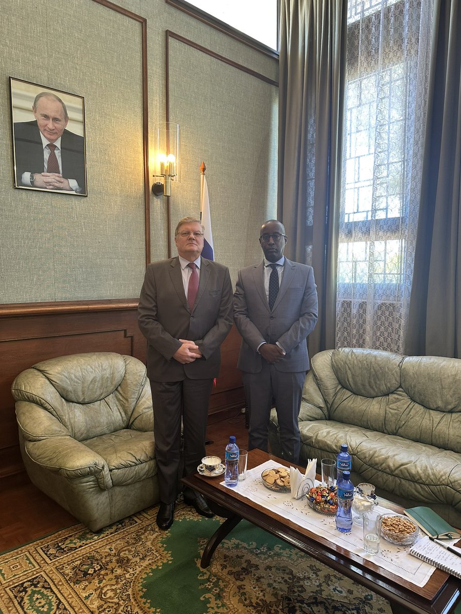 AmbRuMadagascar's tweet photo. 🤝J’ai eu le plaisir de discuter avec S.E.M. Anthony Ngororano, Coordonnateur résident du Système des Nations Unies à Madagascar, la situation actuelle dans le pays. https://t.co/IpO8jlZmT3