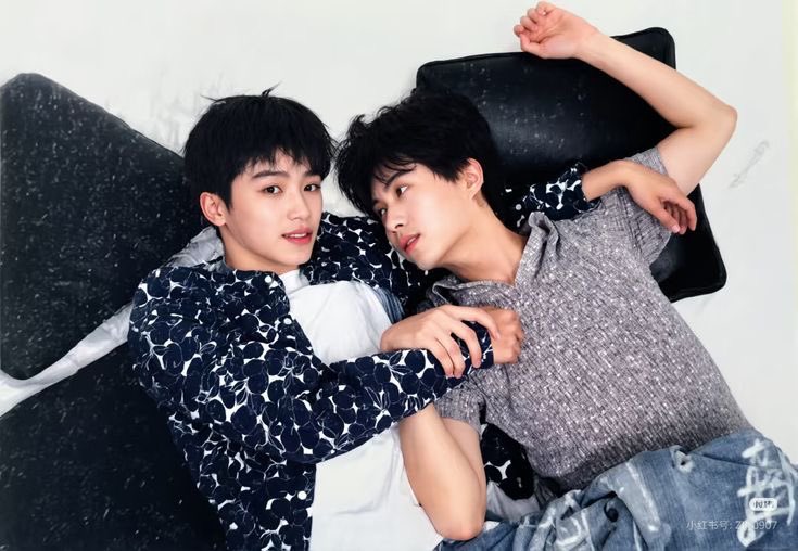 rvngdwsw's tweet photo. is this what they mean by love stare or https://t.co/ELY1L3BR37