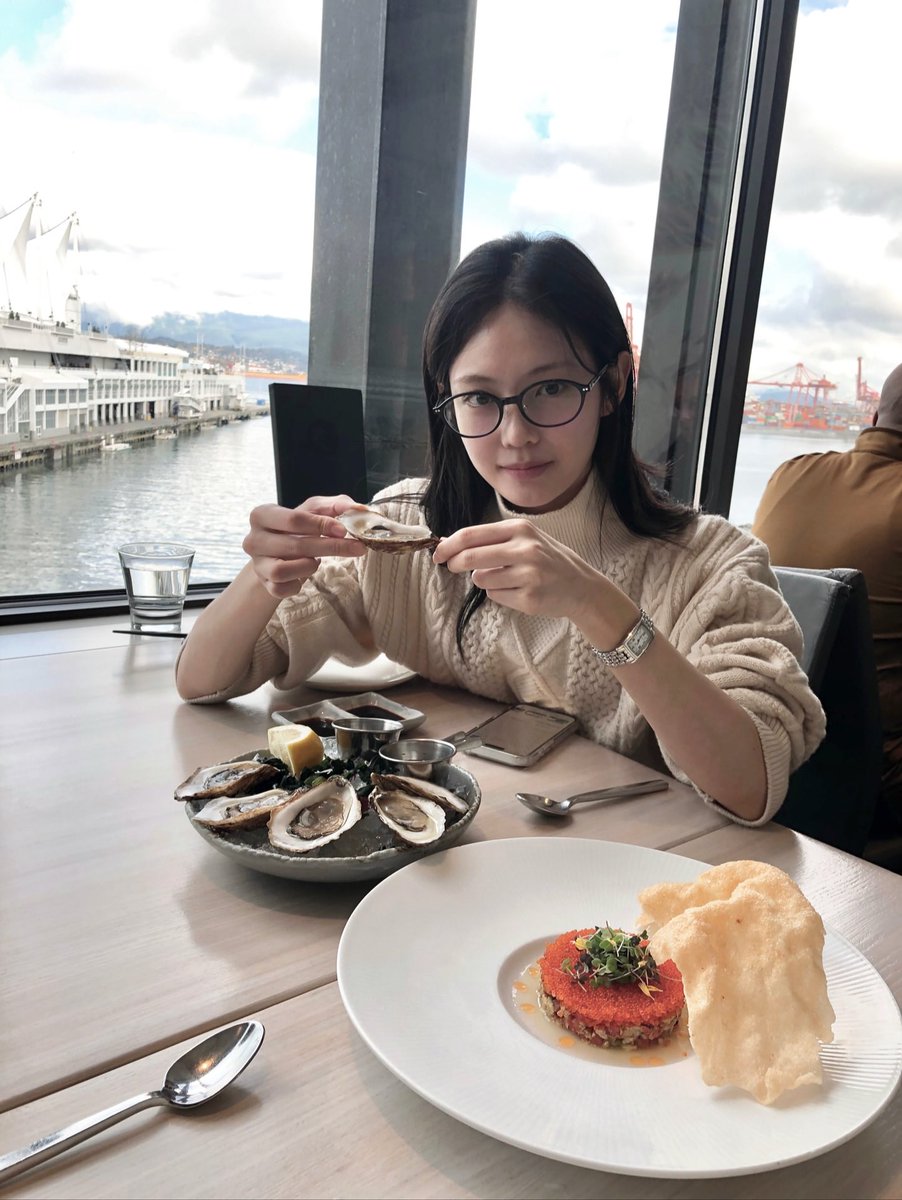 우다비 너무 예뻐 봐도 봐도 새롭게 감동적인 얼굴...🥹 게다가 손도 예쁘다