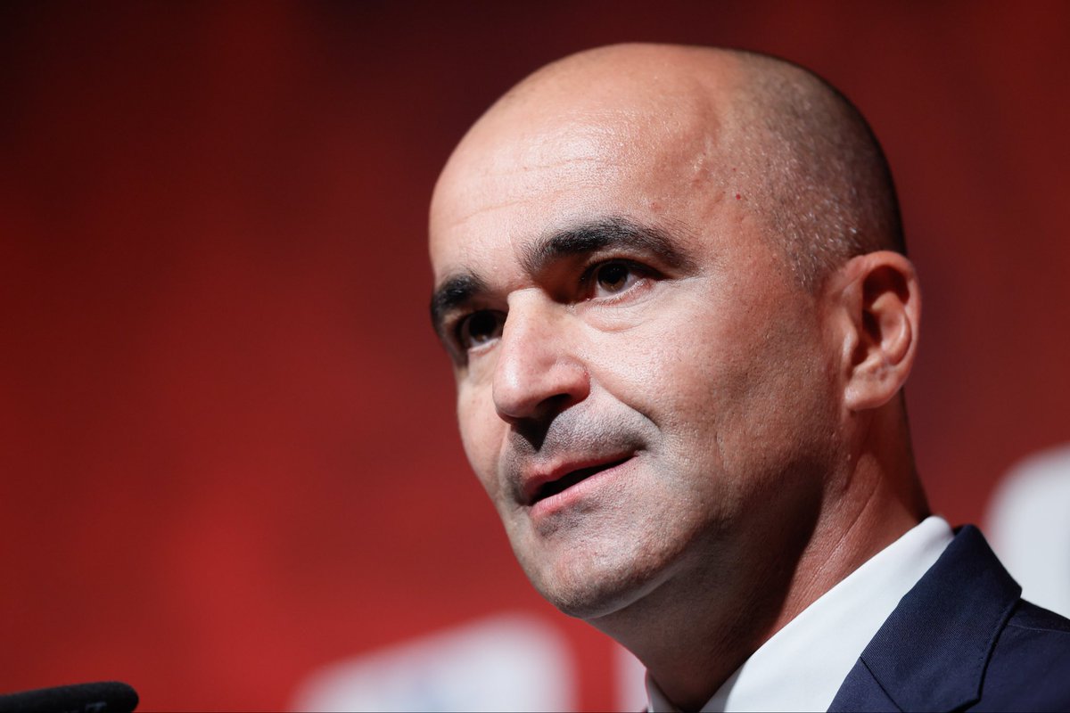ActuFoot_'s tweet photo. « 𝗥𝗢𝗕𝗘𝗥𝗧𝗢 𝗠𝗔𝗥𝗧𝗜𝗡𝗘𝗭 ? 𝗖𝗘 𝗡'𝗘𝗦𝗧 𝗣𝗔𝗦 𝗨𝗡 𝗘𝗫𝗣𝗘𝗥𝗧 𝗗𝗨 𝗙𝗢𝗢𝗧𝗕𝗔𝗟𝗟, 𝗖'𝗘𝗦𝗧 𝗨𝗡 𝗧𝗥𝗘̀𝗦 𝗠𝗔𝗨𝗩𝗔𝗜𝗦 𝗘𝗡𝗧𝗥𝗔𝗜̂𝗡𝗘𝗨𝗥. » 🥶

Radja Nainggolan 🇧🇪 DÉTRUIT Roberto Martinez, ancien sélectionneur de la Belgique :

« 𝗟𝗮 𝗕𝗲𝗹𝗴𝗶𝗾𝘂𝗲 𝗮𝘂𝗿𝗮𝗶𝘁 𝗽𝘂 𝗴𝗮𝗴𝗻𝗲𝗿 𝗱𝗲𝘀 𝘁𝗶𝘁𝗿𝗲𝘀 𝘀𝗶 𝗲𝗹𝗹𝗲 𝗮𝘃𝗮𝗶𝘁 𝗶𝗻𝘃𝗲𝘀𝘁𝗶 𝘂𝗻𝗲 𝘀𝗲𝘂𝗹𝗲 𝗳𝗼𝗶𝘀 𝗱𝗮𝗻𝘀 𝘂𝗻 𝗯𝗼𝗻 𝗲𝗻𝘁𝗿𝗮𝗶̂𝗻𝗲𝘂𝗿.

Avec Martinez, il n’y en avait pas. Quand on était en difficulté, c’était : passe à Hazard, ou à De Bruyne, ou à Lukaku. Jamais de style, jamais de schémas.

Aujourd’hui, 𝗷𝗲 𝗺𝗲 𝗱𝗶𝘀 𝗾𝘂𝗲 𝗷’𝗮𝘂𝗿𝗮𝗶𝘀 𝗽𝗿𝗲́𝗳𝗲́𝗿𝗲́ 𝗷𝗼𝘂𝗲𝗿 𝗽𝗼𝘂𝗿 𝗹’𝗜𝗻𝗱𝗼𝗻𝗲́𝘀𝗶𝗲, pour le respect qu’on m’y aurait témoigné. »

🎙️ Take A Seat diffusée sur YouTube
