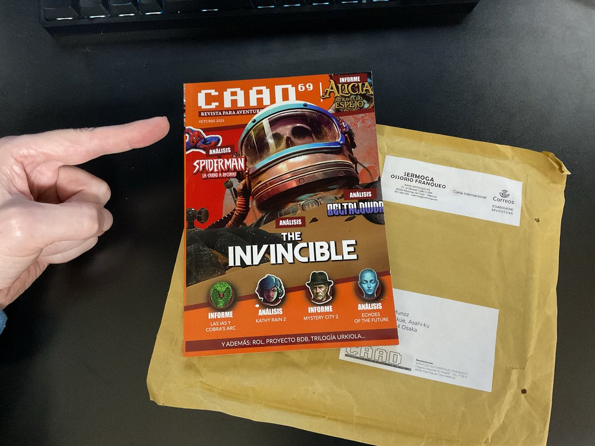 Ha tardado un mesecillo en llegarme a tierras japonoides, pero por fin tengo en mi poder, para tocarlo y palparlo con fruición y sin límites (y leerlo también, claro), un ejemplar impreso del #CAAD69. 😍