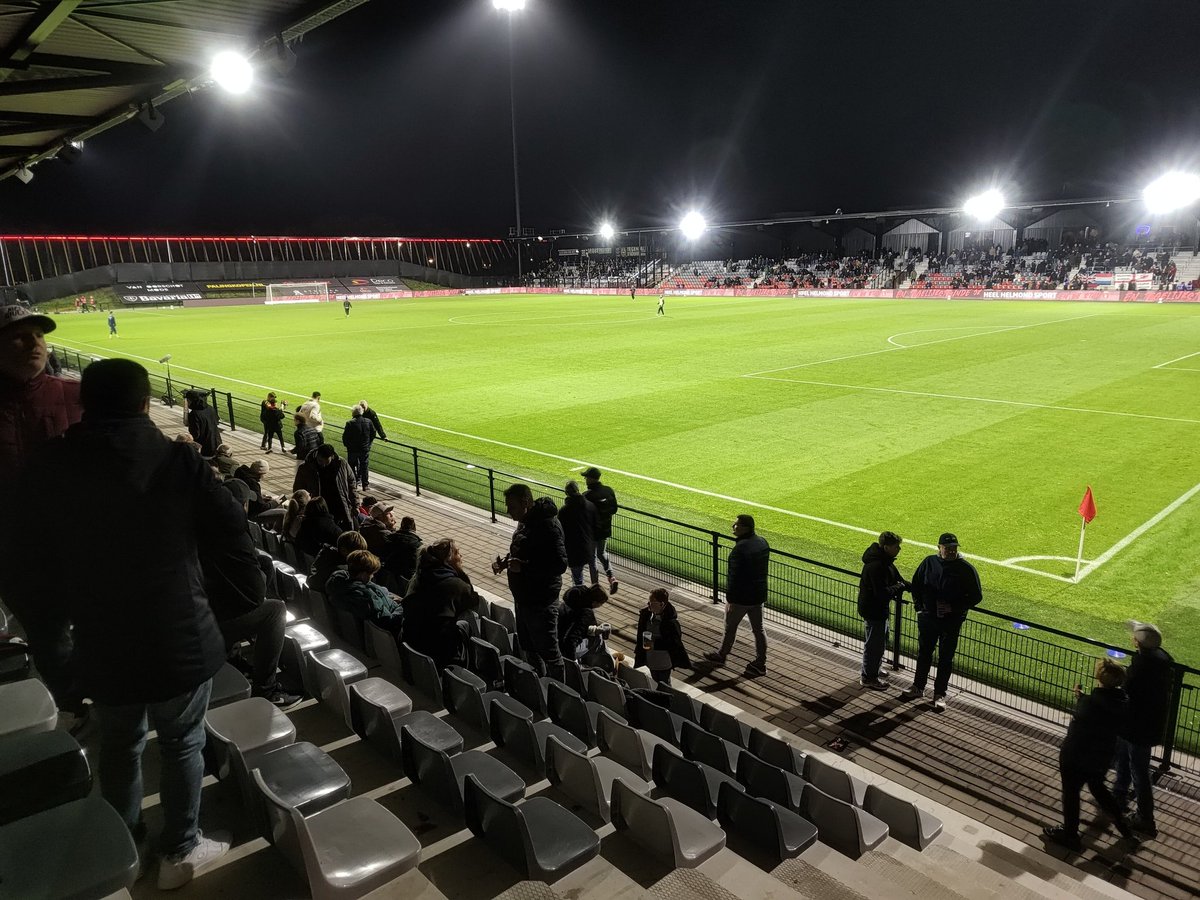 PECFansNL's tweet photo. Het nieuwe stadion van Helmond Sport was knus maar fijn. #helpec https://t.co/RfyRHUZJrQ