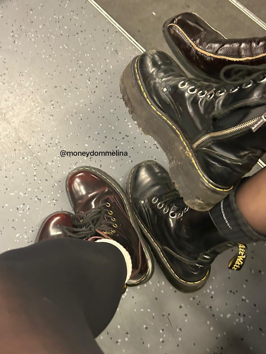 Was hältst du von der Idee gleich 3 Herinnen zu dienen und von uns ausgelacht zu werden?😈

Ein Versager wie du träumt bestimmt schon lange von so einer Chance, also lass sie dir nicht entgehen und komm nach Berlin, Köter! 🤗🤣

Findom Femdom