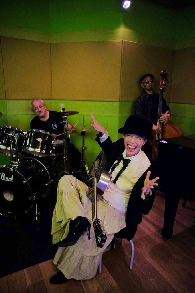 trag9999's tweet photo. 高円寺中通り商店街2025MS出演者
【マダムギター長見順＋岡地曙裕】11/9（日）16:40～Rumi（店内）
マダムギター長見順
米軍キャンプなどでブルースギターをチャレンジしつつ、日本語でオリジナル曲を歌唱する。CD｢クイ～ン オブ ルーズ｣(いいかげんなﾁｮｰｷﾝｸﾞ)発売中。 https://t.co/7SeZpstTW1