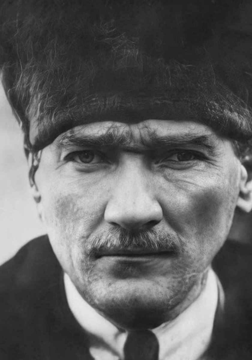 #NeyiKutluyoruz Selanikli bir yetimin gelip, yıkılmaz denilen saltanatınızın içinden geçip, size binlerce yıl sürecek kuyruk acısı bıraktığı, Türkiye Cumhuriyeti Devleti’nin kuruluşu olan Cumhuriyet’in ilanını kutluyoruz 🇹🇷