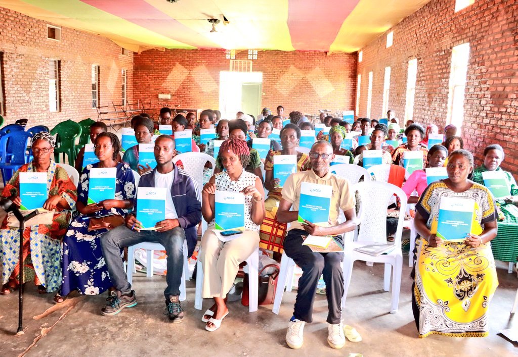 BugeseraDistr's tweet photo. Aya mahugurwa yitabiriwe n'abarezi b'Ingo Mbonezamikurire y'Abana bato bagera 1516 bo muri @BugeseraDistr.
Bahawe ubumenyi kuri serivisi zitangirwa muri #ECDs, ibipimo ngenderwaho, isuku n'isukura banibutswa ko nta mwana ukwiye kurangwaho imirire mibi.
#UmwanaWanjyeIshemaRyanjye https://t.co/F7xQM6ciyd