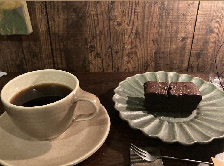 深夜喫茶のツユクサさん<a href="/tsuyukusa_o/">ツユクサ</a> がオープンされてからは、お茶をしてから古本屋にいらっしゃるお客さんが増えている。ずっと願っていた真夜中の散歩コースができている。
都会ではなく、尾道のような静かな町だからこその夜を楽しんでもらえたら嬉しい。