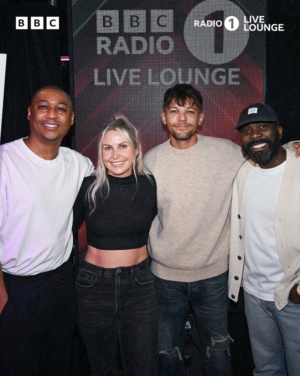 HarryMeAndYou's tweet photo. SweaterpawLouis 😍😍
#LouisTomlinson #LouisLemonade #BBCLiveLounge 🍋☀️💛🌻 https://t.co/ZLrInj1bmT
