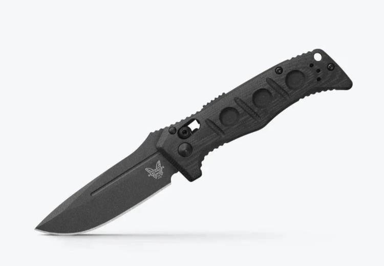 The automatic Mini Adamas, designed by Shane Sibert, is a stand-out Benchmade pocket knife built for EDC and tactical use. It features Benchmade's AXIS Auto mechanism, which automatically opens the blade by simply pulling the AXIS Lock crossbar. knife-depot.com/products/bench…