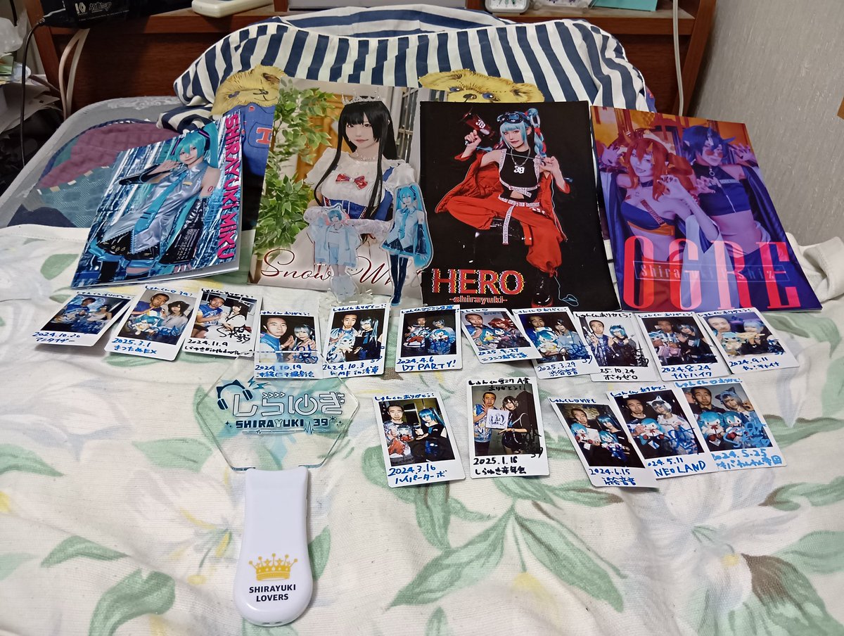 昨日はしらゆきミク姫の誕生日だったのでしらゆきペンライトとチェキと本を並べてお祝いしてみたよ！最高のボカロDJをありがとうしらゆきミク姫♪♪♪♪♪♪🎉♥︎ ᕼᗩᑭᑭY ᗷIᖇTᕼᗞᗩY ♥︎🎉