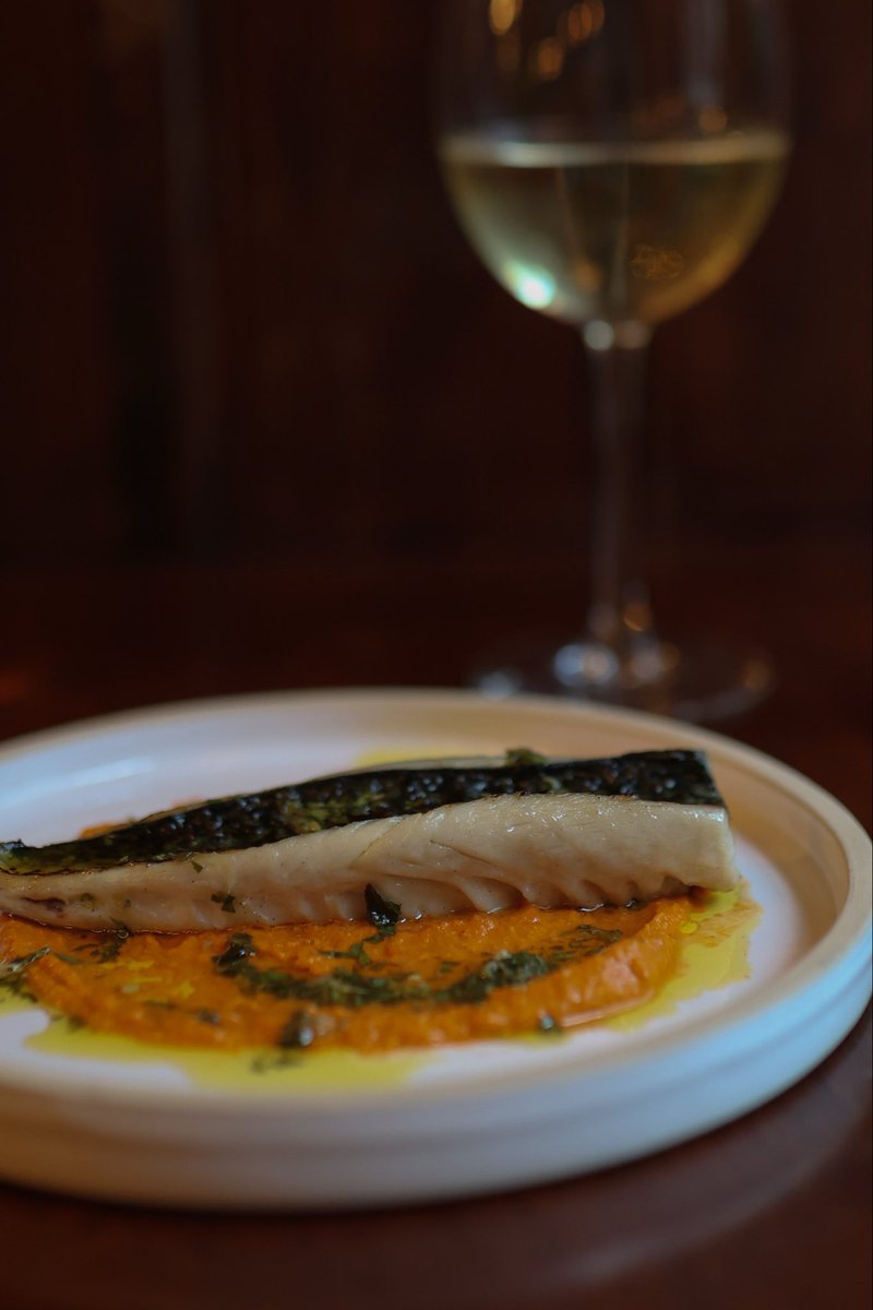 DalysWine's tweet image. Taking lunch up a notch 🐟🍷 Butterflied mackerel, romesco, salsa verde - simple, fresh, perfect.

#freshfoods #lunchvibes #lunchlondon #londonstrand
