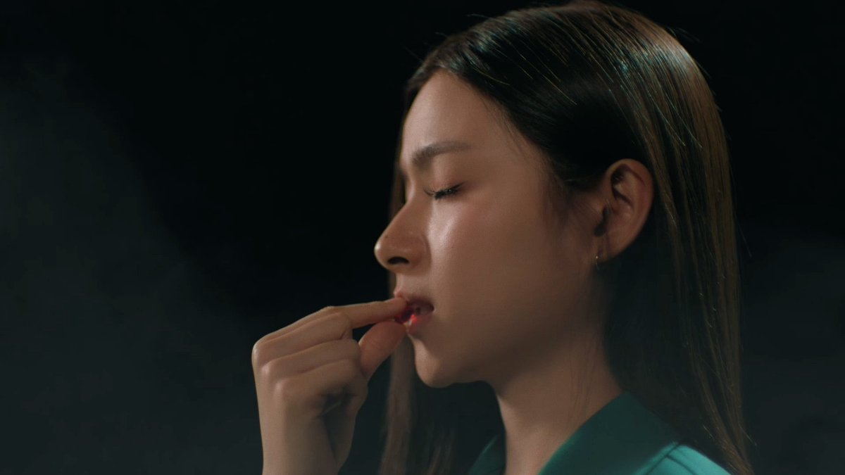 GMMTV's tweet photo. ทำไมอ้อมถึงเป็นคนกินยาเม็ดสีแดง ที่คุยกันไว้ไม่ใช่แบบนี้หนิ
#TheDarkDiceSeriesFinalEP

@gemini_ti @primiily1_ https://t.co/jKDXmwi8cE