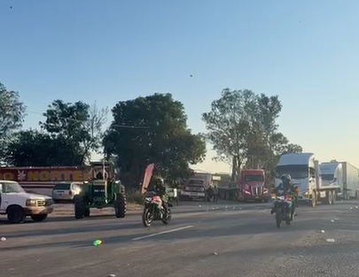CABECERA / EL TIMBRE (@cabeceramx) on Twitter photo La Policía Vial informa que finaliza  manifestación y bloqueos que mantenían los productores de maíz y se libera los puntos de bloqueo en su totalidad, se mantiene monitoreo en coordinación con Escudo Jalisco y Policía Estatal de Caminos. 
Flujo vehicular comienza a circular con La Policía Vial informa que finaliza  manifestación y bloqueos que mantenían los productores de maíz y se libera los puntos de bloqueo en su totalidad, se mantiene monitoreo en coordinación con Escudo Jalisco y Policía Estatal de Caminos. 
Flujo vehicular comienza a circular con