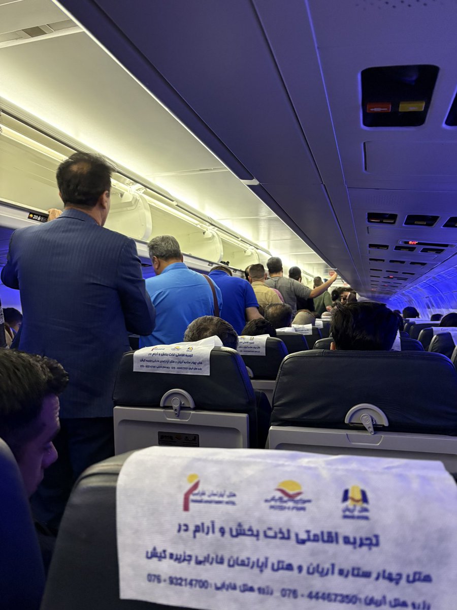 هیچ وقت نفهمیدم ملت چرا تا هواپیما میشینه ، بلند میشن و تو راهرو صف میکشن 🤣
الان تقریبا ۱۵ دقیقه است ایستادن ، خوب بشین سر جات ، در هواپیما باز شد مثل آدمیزاد طبق ردیف صندلی پیاده شو .