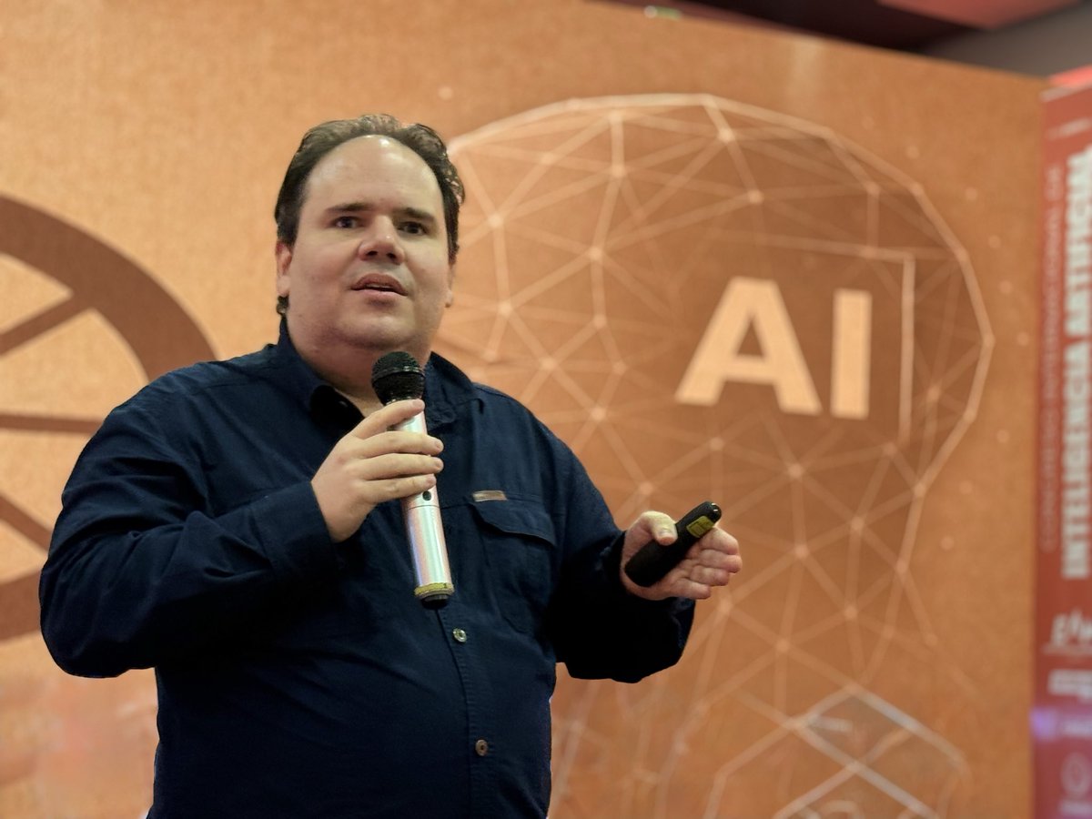 PoderIAco's tweet photo. El Director Académico de la Fundación PODERÍA, @galevy , nos dejó una reflexión poderosa con su conferencia “¿A quién reemplazará la IA?” 🤖
Una charla profunda, humana y necesaria, que nos invita a entender que el futuro no se teme: se piensa, se diseña y se comparte. https://t.co/57UZWMrXxx