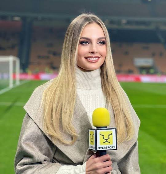 İtalya spor muhabiri Cindy Marina: 

“Osimhen için kimse 75 M€ veremezken şampiyonun 10 M€ kazandığı Türkiye’de Galatasaray Osimhen’e nasıl 75 M€ teklif edebiliyor şimdi anlıyorum her şeyi.

UEFA’nın olaya el atması gerekiyor. Galatasaray ne işler çeviriyor?”

🎥OverSport