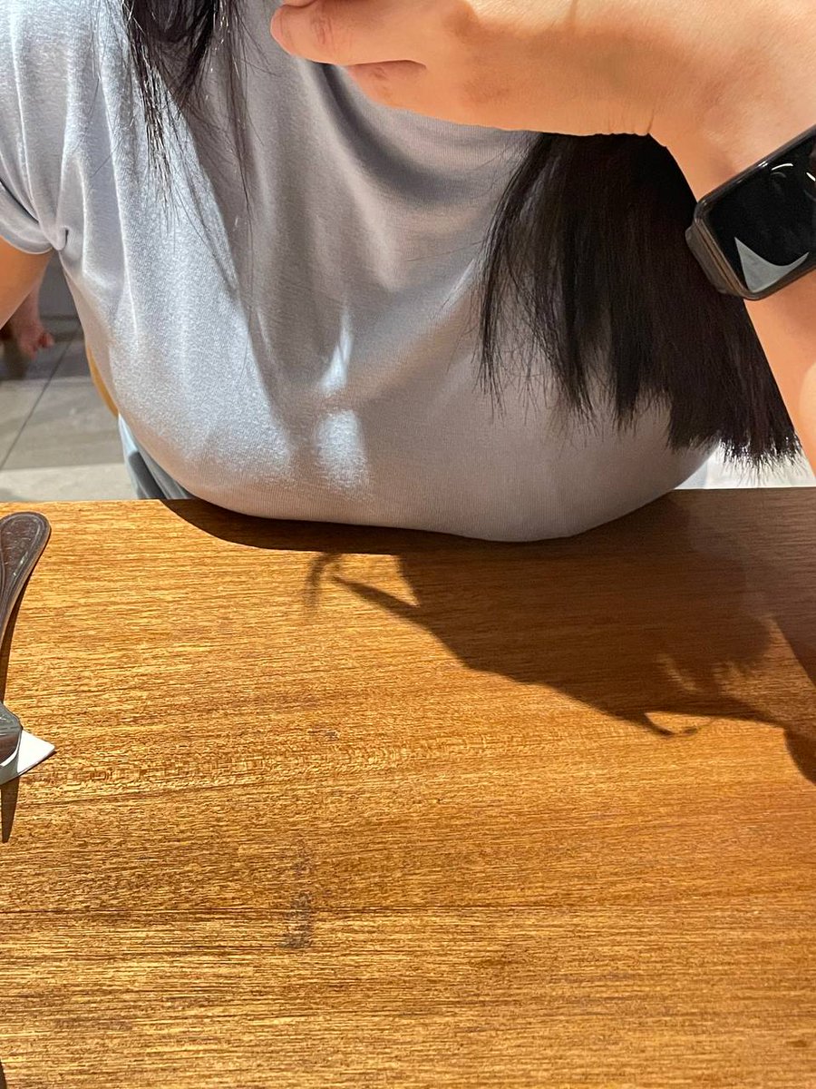 (老公视觉)
奶太重只好先放桌子上减减压力😂