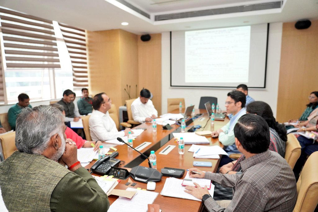 आज विभागीय अधिकारियों के साथ समीक्षा बैठक में ग्राम पंचायत, सामुदायिक, जनपद एवं जिला पंचायत भवनों के निर्माण कार्यों की प्रगति पर विस्तार से चर्चा की।
समस्त निर्माण कार्यों को शीघ्र पूर्ण करने तथा सतत निरीक्षण कर गुणवत्ता सुनिश्चित करने हेतु निर्देशित किया। 

संविदा कर्मियों के