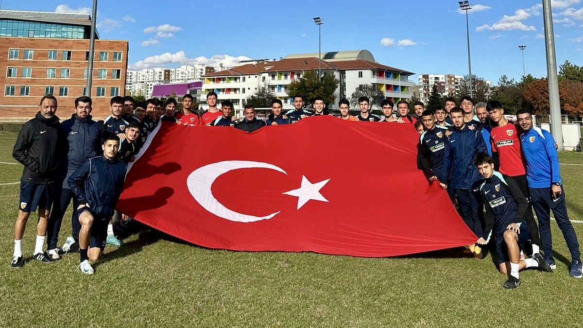 🇹🇷 U19 Takımımız, antrenman öncesi Ay-Yıldızlı bayrağımızı açarak 29 Ekim Cumhuriyet Bayramı’nı kutladı.